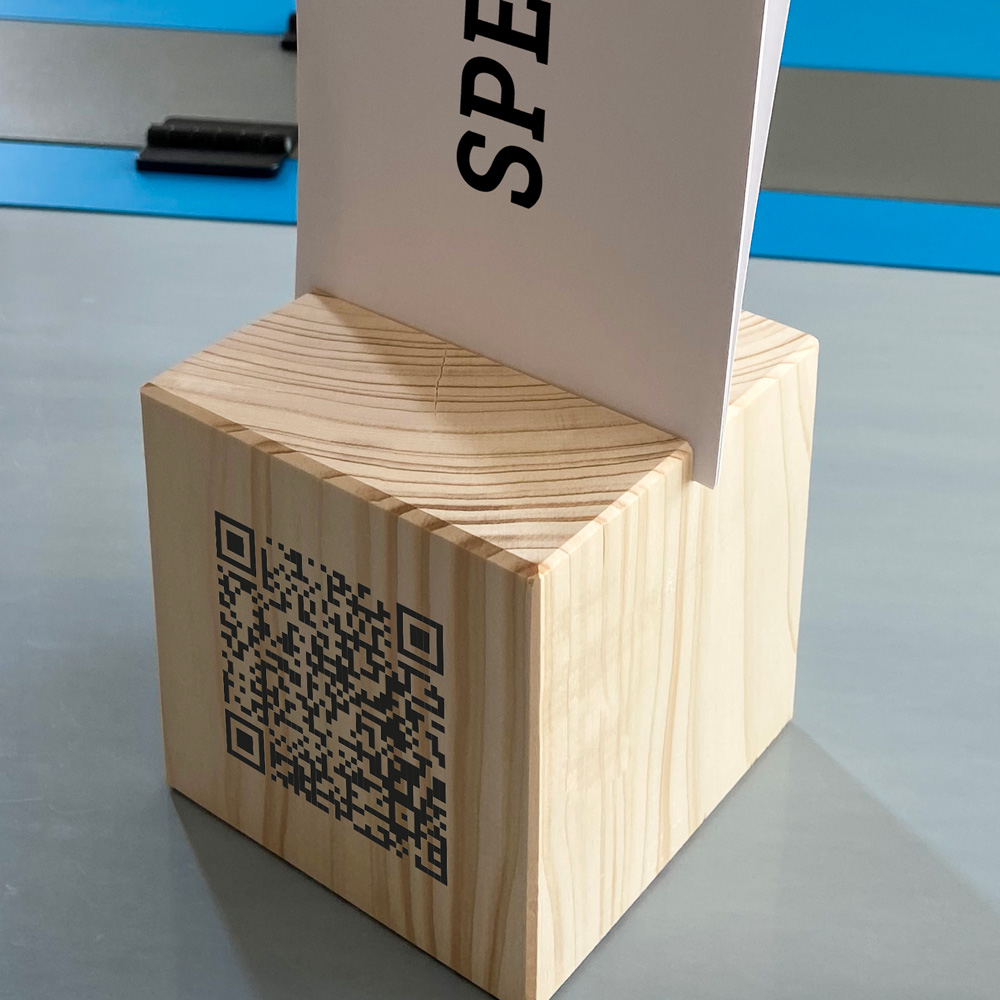 Holzaufsteller mit Logo und Weblink