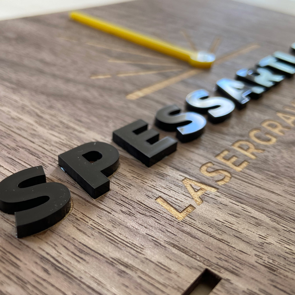 Lasergeschnittene Firmenlogos